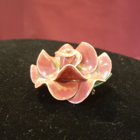 Vintage Unsigned Ceramic Rose Flower Brooch Pin Opening Petals Of Soft Red Rose - Picture 3 of 10